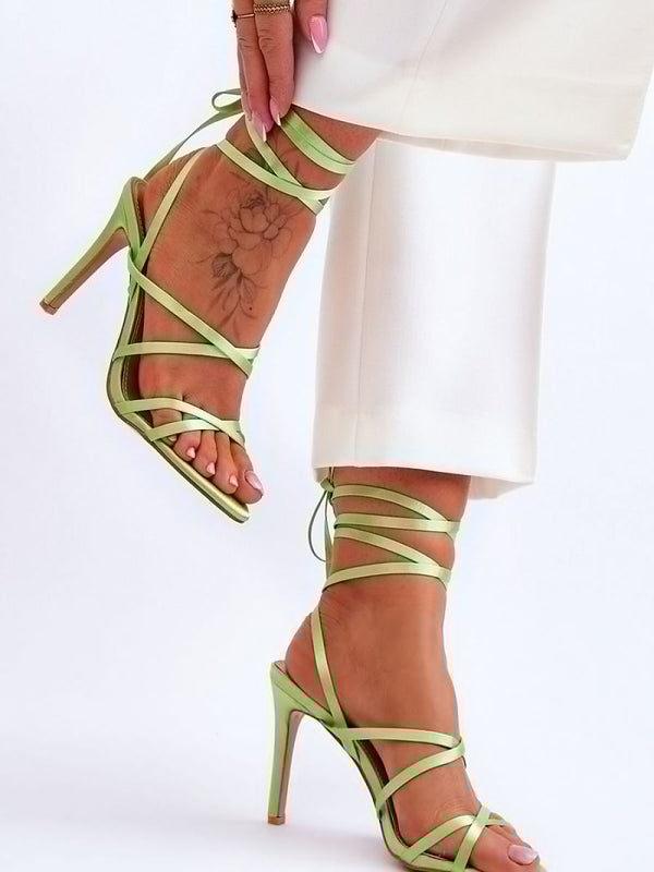 Strappy sandals Step in style